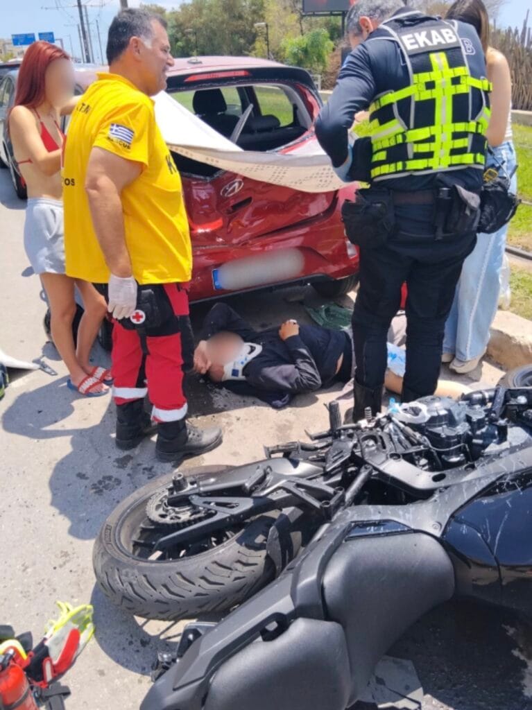 Εθελοντές προσέφεραν Πρώτες Βοήθειες σε θύμα τροχαίου στην Λ. Ποσειδώνος