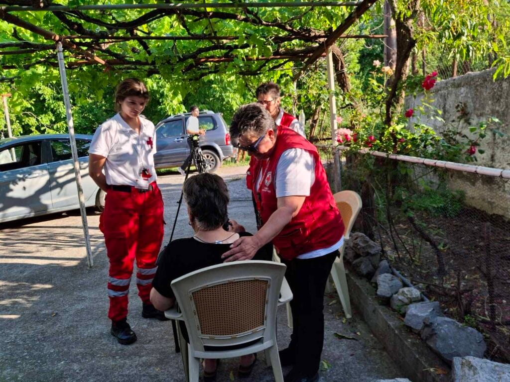 Ο Ελληνικός Ερυθρός Σταυρός ενισχύει τους κατοίκους στις σεισμόπληκτες περιοχές της Β. Εύβοιας