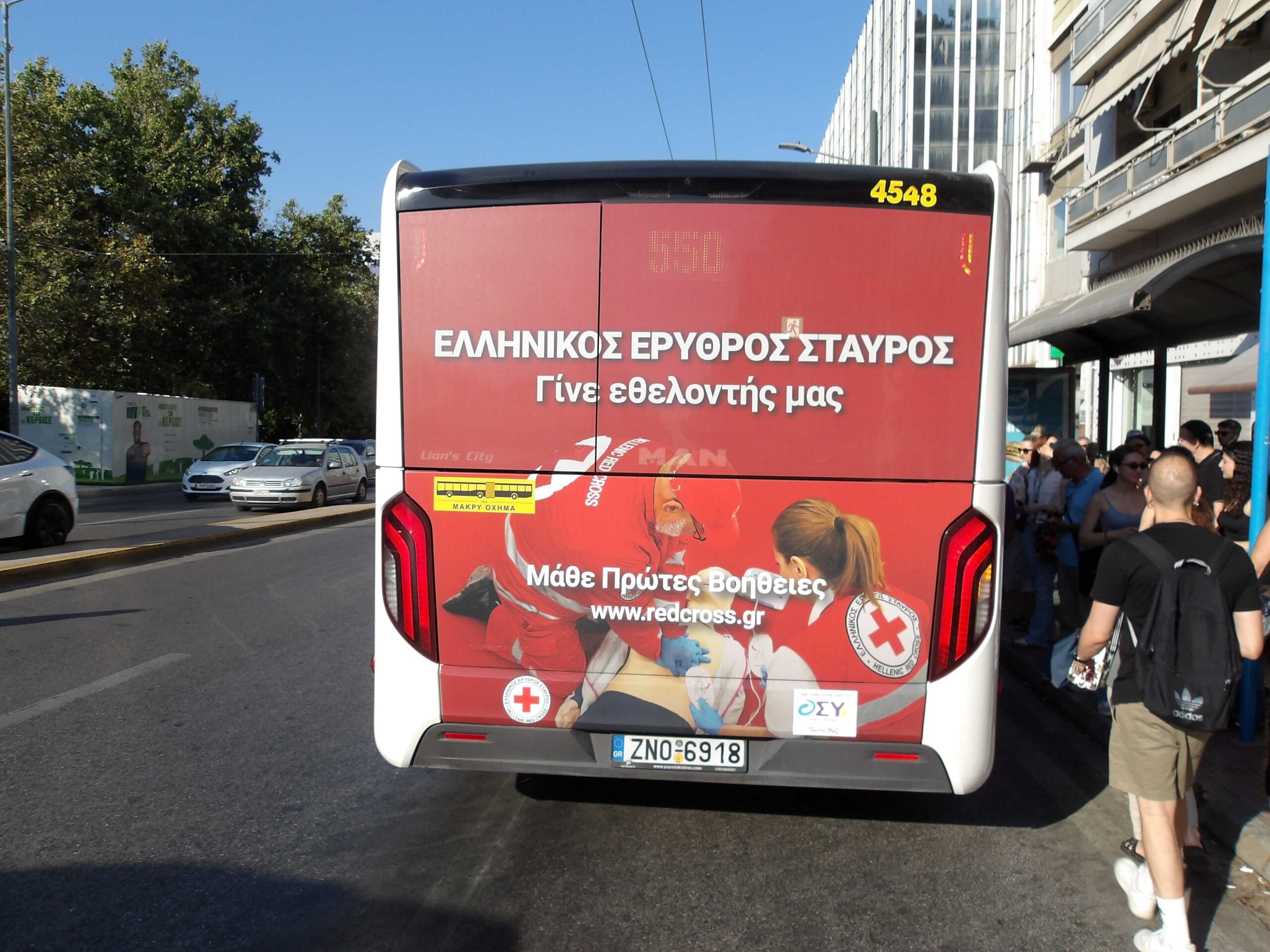 Το μήνυμα του Ελληνικού Ερυθρού Σταυρού ταξιδεύει σε όλη την Αθήνα με τα λεωφορεία της Ο.Σ.Υ.