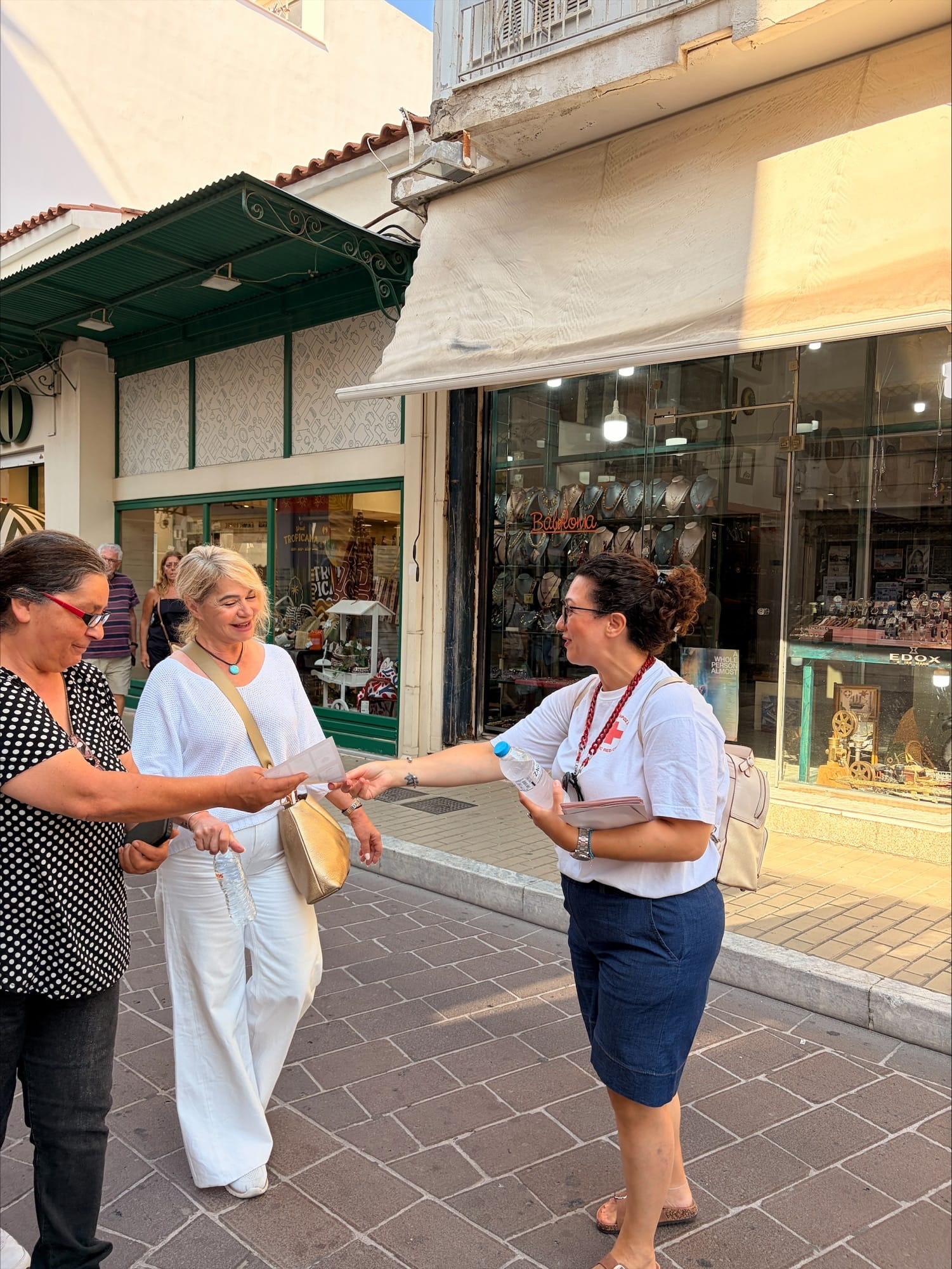 Δράση ανακούφισης των συμπολιτών μας από τον καύσωνα από τις εθελόντριες του Περιφερειακού Τμήματος Μυτιλήνης