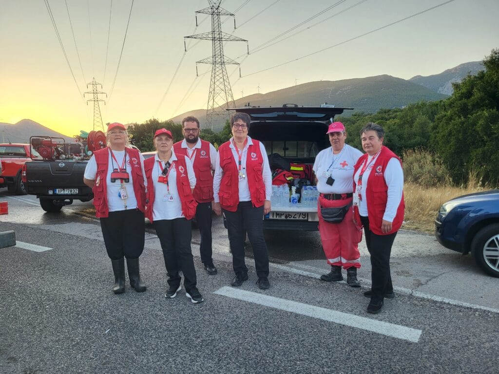 Ο Αθλητικός Όμιλος Σκύρου (Α.Ο. Σκύρου), σε συνεργασία με την ATHLON διοργάνωσε Ποδοσφαιρικό Camp Ακαδημιών, το οποίο πραγματοποιήθηκε από τις 17 έως και τις 30 Ιουνίου 2026 στο Δημοτικό Γήπεδο Σκύρου. Εθελοντές του Τομέα Υγείας Περιφερειακού Τμήματος Ε.Ε.Σ. Χαλκίδας, ανταποκρινόμενοι στο αίτημα των διοργανωτών, ανέλαβαν για άλλη μια φορά την υγειονομική κάλυψη και την παροχή Πρώτων Βοηθειών της δράσης. Το εξειδικευμένο κλιμάκιο του Ε.Ε.Σ. Χαλκίδας, εξοπλισμένο με όλα τα απαραίτητα υλικά Πρώτων Βοηθειών, βρισκόταν σε διαρκή ετοιμότητα εντός των αγωνιστικών χώρων. Η παρουσία του είχε ως στόχο την πρόληψη αλλά και την άμεση αντιμετώπιση πιθανών τραυματισμών ή έκτακτων περιστατικών, προσφέροντας ένα ασφαλές περιβάλλον άθλησης για τους νεαρούς ποδοσφαιριστές, επιβεβαιώνοντας τον κομβικό ρόλο του Εθελοντισμού στον αθλητισμό. Το Ποδοσφαιρικό Camp Ακαδημιών ολοκληρώθηκε με απόλυτη επιτυχία και ασφάλεια. Η Διοίκηση του Camp, το προπονητικό επιτελείο και οι οικογένειες των παιδιών εξέφρασαν τις θερμές τους ευχαριστίες προς τους Εθελοντές του Τμήματος μας για τον υψηλό επαγγελματισμό, το αίσθημα ευθύνης και την ανιδιοτελή προσφορά τους, που συνέβαλαν τα μέγιστα στην άρτια και ασφαλή διεξαγωγή του αθλητικού προγράμματος. Το Περιφερειακό Τμήμα του Ε.Ε.Σ. Χαλκίδας, αποδεικνύει έμπρακτα τη διαρκή του παρουσία στο πλευρό της κοινωνίας, υποστηρίζοντας δράσεις που προάγουν τον υγιή αθλητισμό, την ομαδικότητα και την αξία του Εθελοντισμού.