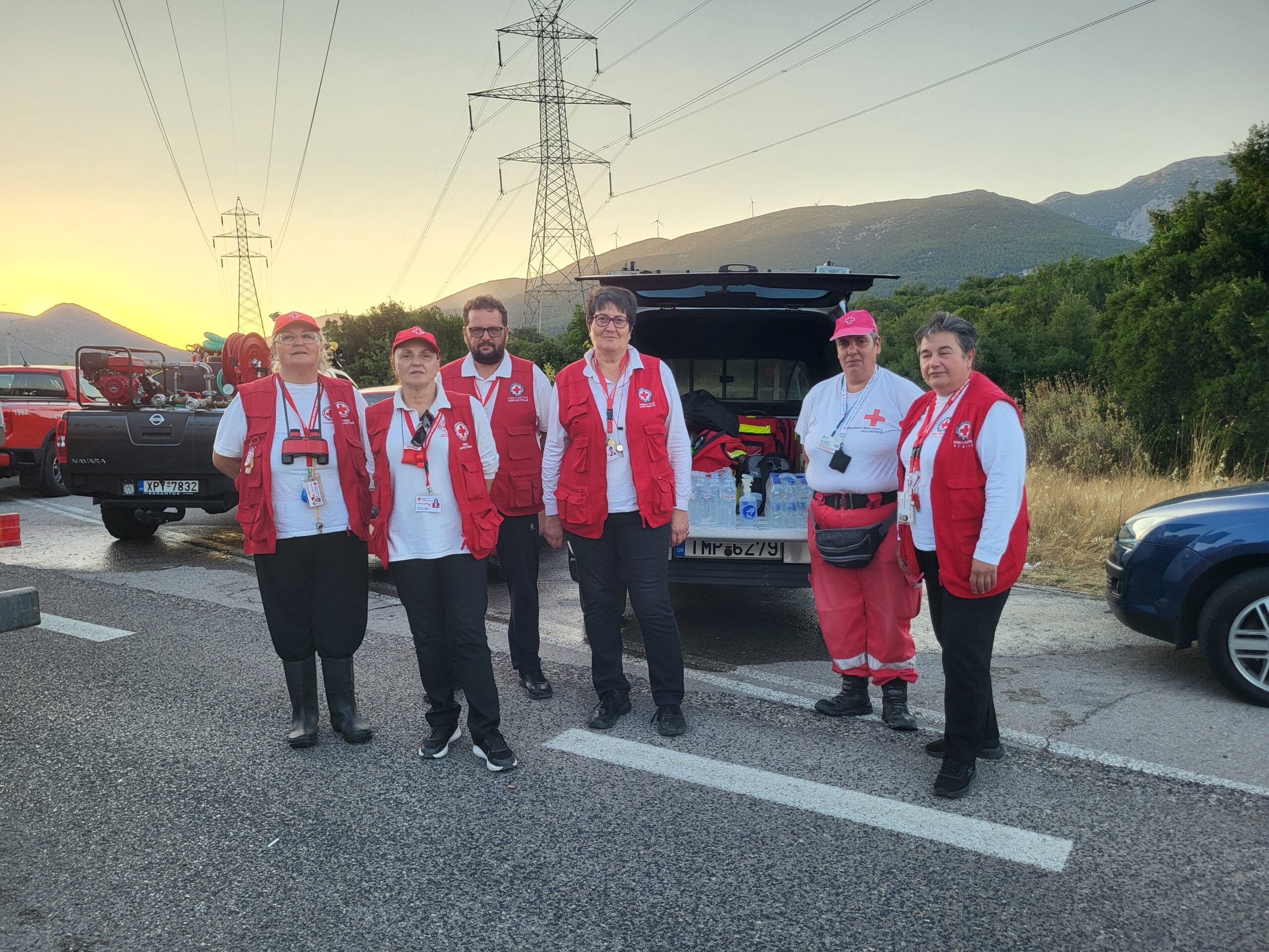 Ο Αθλητικός Όμιλος Σκύρου (Α.Ο. Σκύρου), σε συνεργασία με την ATHLON διοργάνωσε Ποδοσφαιρικό Camp Ακαδημιών, το οποίο πραγματοποιήθηκε από τις 17 έως και τις 30 Ιουνίου 2026 στο Δημοτικό Γήπεδο Σκύρου. Εθελοντές του Τομέα Υγείας Περιφερειακού Τμήματος Ε.Ε.Σ. Χαλκίδας, ανταποκρινόμενοι στο αίτημα των διοργανωτών, ανέλαβαν για άλλη μια φορά την υγειονομική κάλυψη και την παροχή Πρώτων Βοηθειών της δράσης. Το εξειδικευμένο κλιμάκιο του Ε.Ε.Σ. Χαλκίδας, εξοπλισμένο με όλα τα απαραίτητα υλικά Πρώτων Βοηθειών, βρισκόταν σε διαρκή ετοιμότητα εντός των αγωνιστικών χώρων. Η παρουσία του είχε ως στόχο την πρόληψη αλλά και την άμεση αντιμετώπιση πιθανών τραυματισμών ή έκτακτων περιστατικών, προσφέροντας ένα ασφαλές περιβάλλον άθλησης για τους νεαρούς ποδοσφαιριστές, επιβεβαιώνοντας τον κομβικό ρόλο του Εθελοντισμού στον αθλητισμό. Το Ποδοσφαιρικό Camp Ακαδημιών ολοκληρώθηκε με απόλυτη επιτυχία και ασφάλεια. Η Διοίκηση του Camp, το προπονητικό επιτελείο και οι οικογένειες των παιδιών εξέφρασαν τις θερμές τους ευχαριστίες προς τους Εθελοντές του Τμήματος μας για τον υψηλό επαγγελματισμό, το αίσθημα ευθύνης και την ανιδιοτελή προσφορά τους, που συνέβαλαν τα μέγιστα στην άρτια και ασφαλή διεξαγωγή του αθλητικού προγράμματος. Το Περιφερειακό Τμήμα του Ε.Ε.Σ. Χαλκίδας, αποδεικνύει έμπρακτα τη διαρκή του παρουσία στο πλευρό της κοινωνίας, υποστηρίζοντας δράσεις που προάγουν τον υγιή αθλητισμό, την ομαδικότητα και την αξία του Εθελοντισμού.