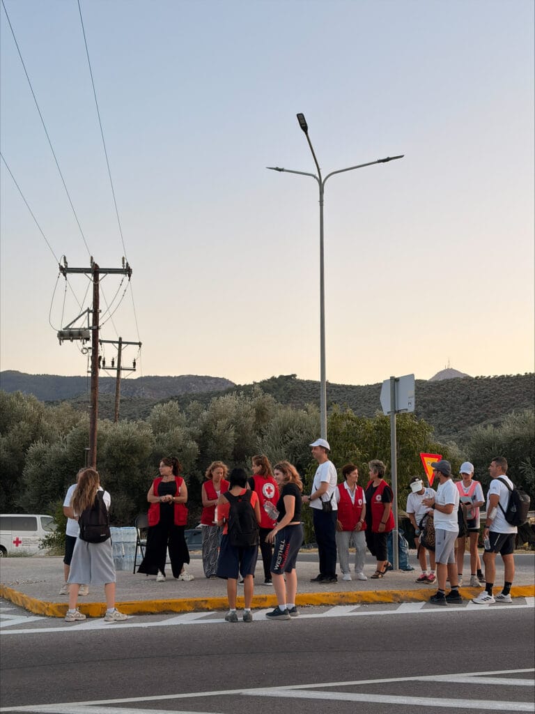 Διανομή εμφιαλωμένου νερού και στήριξη στους προσκυνητές προς την Παναγία Αγιάσου από το Περιφερειακό Τμήμα Μυτιλήνης