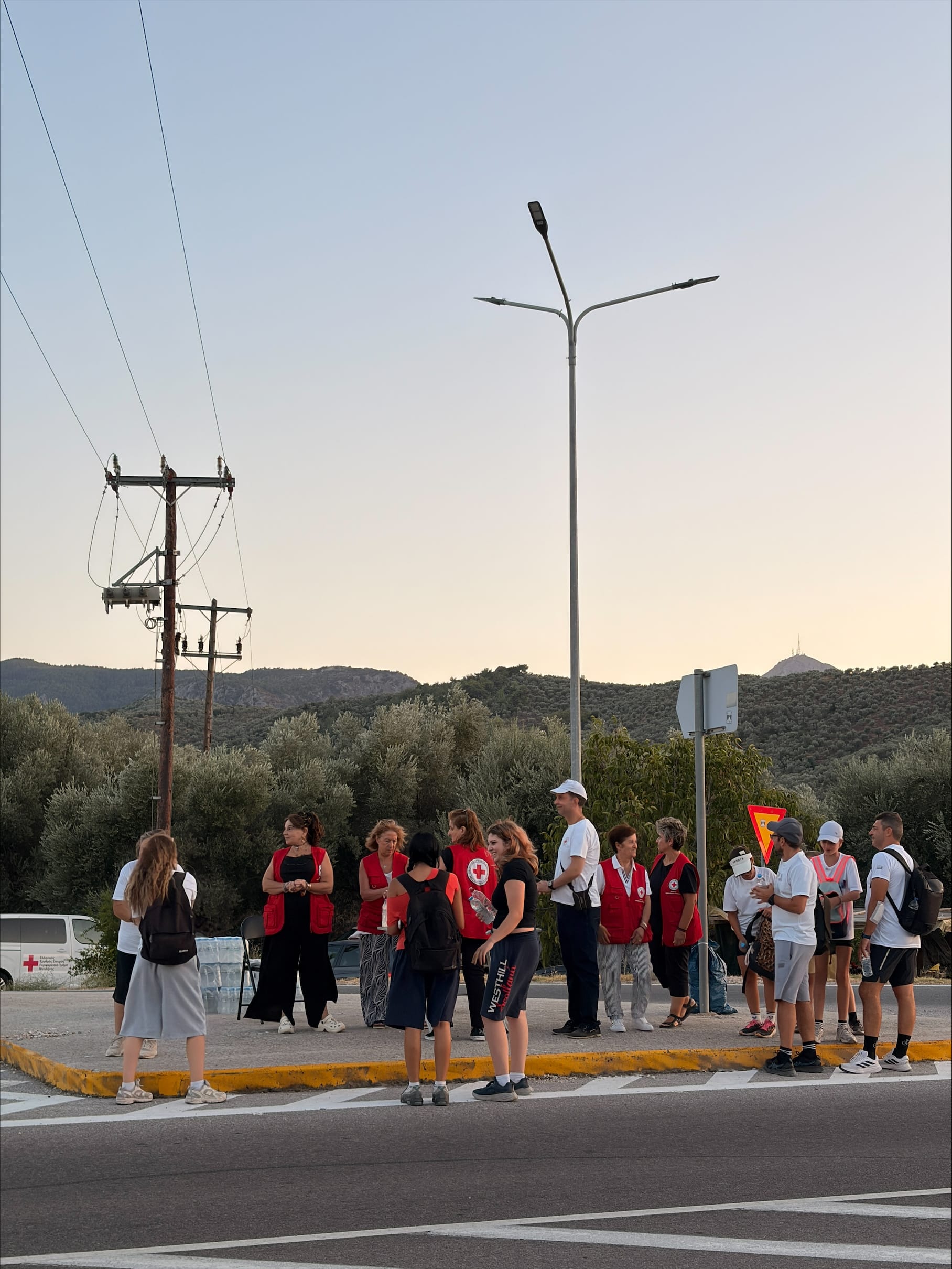 Διανομή εμφιαλωμένου νερού και στήριξη στους προσκυνητές προς την Παναγία Αγιάσου από το Περιφερειακό Τμήμα Μυτιλήνης