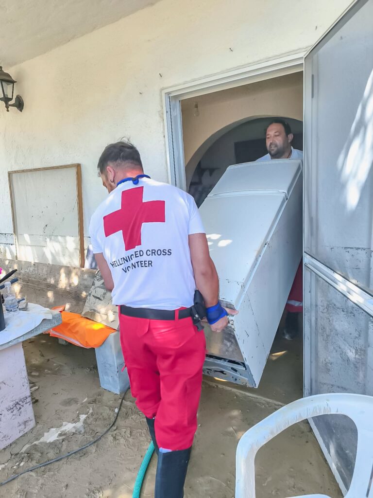 Βοήθεια σε πλημμυρισμένα σπίτια από το Περιφερειακό Τμήμα Ιεράπετρας