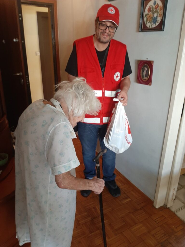 Διανομή δεμάτων κατ’ οίκον σε ωφελούμενους της Υπηρεσίας Βοήθεια στο Σπίτι του Τομέα Κοινωνικής Πρόνοιας