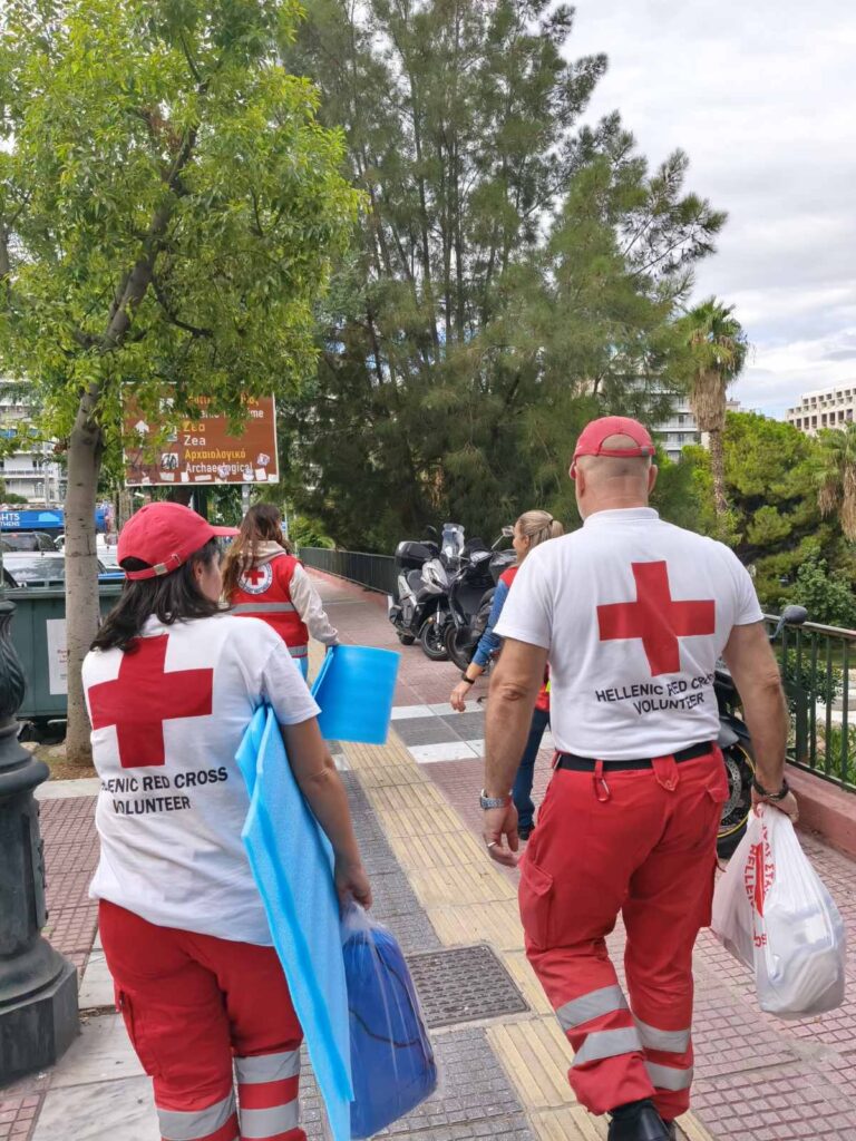 Ο Ελληνικός Ερυθρός Σταυρός στο πλευρό των αστέγων το υ Πειραιά